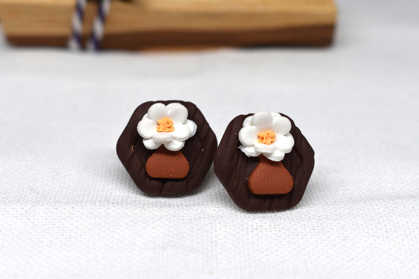 Flower Vase Bookshelf Studs