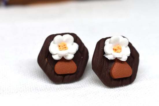Flower Vase Bookshelf Studs