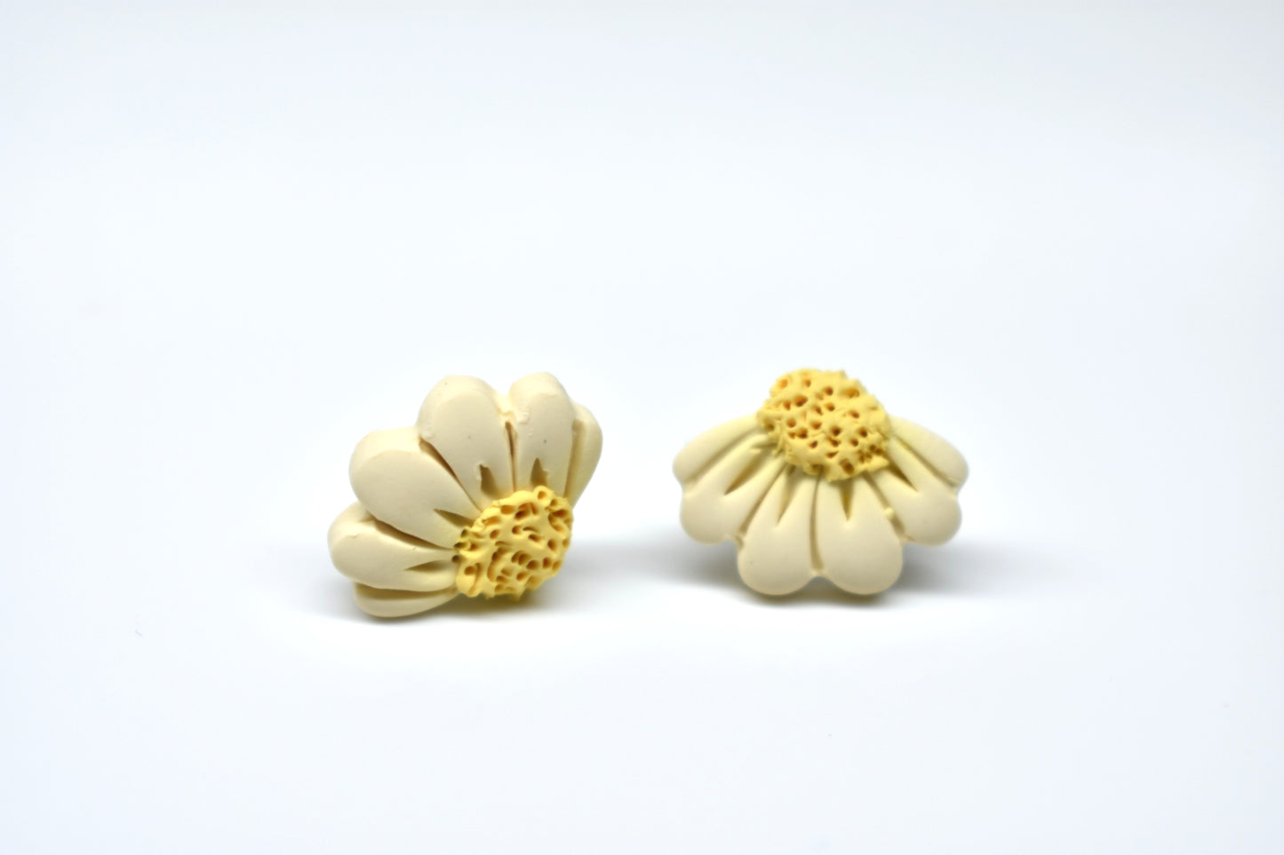 Half flower stud Cream 
