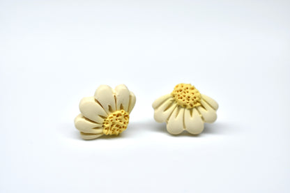 Half flower stud Cream 
