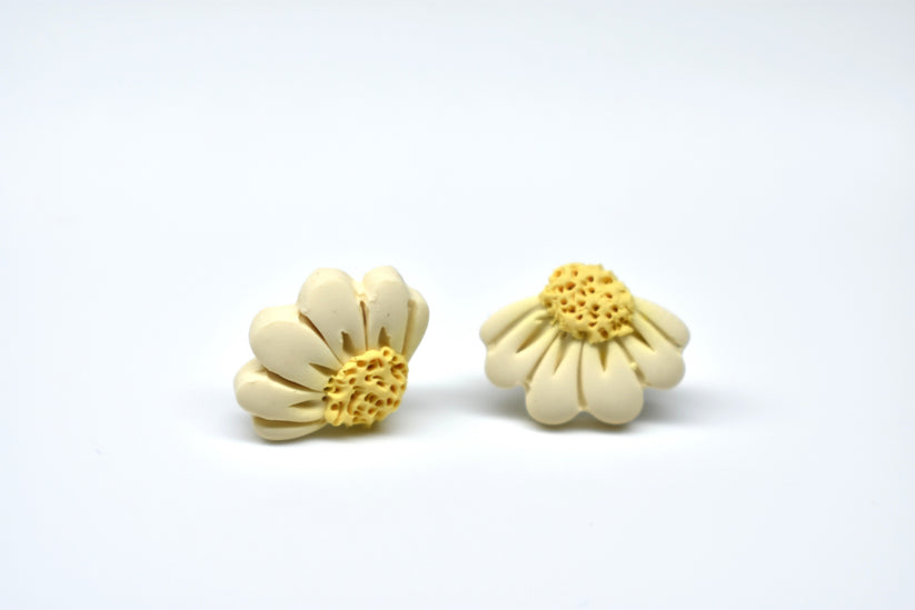Half flower stud Cream 