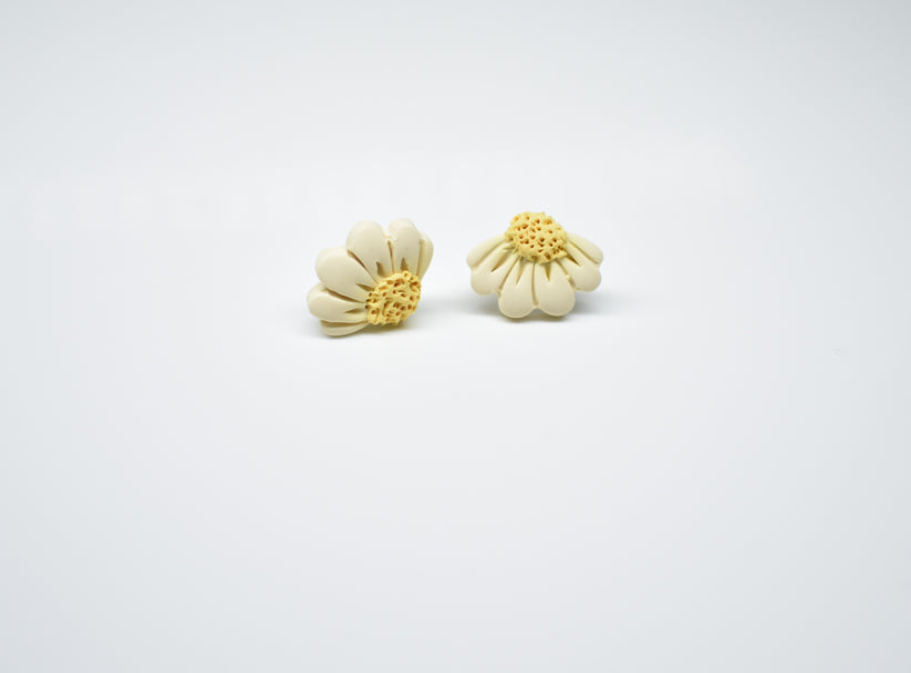 Half flower stud Cream 1 