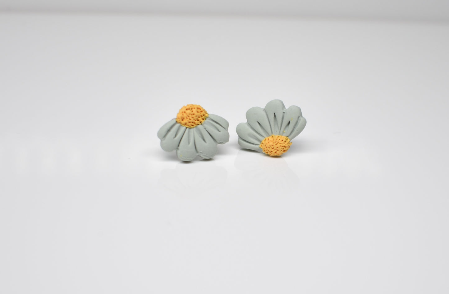 Half flower stud Light blue 