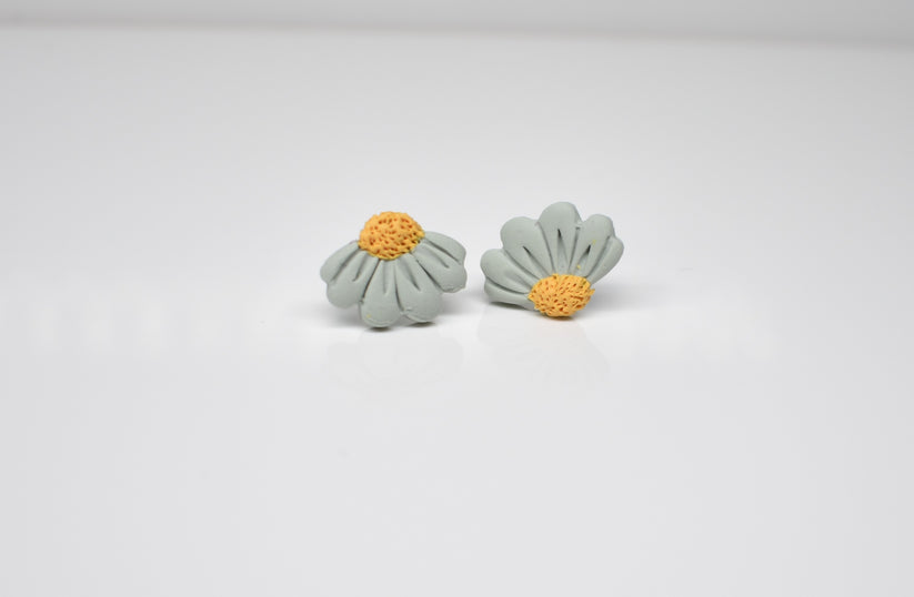 Half flower stud Light blue 